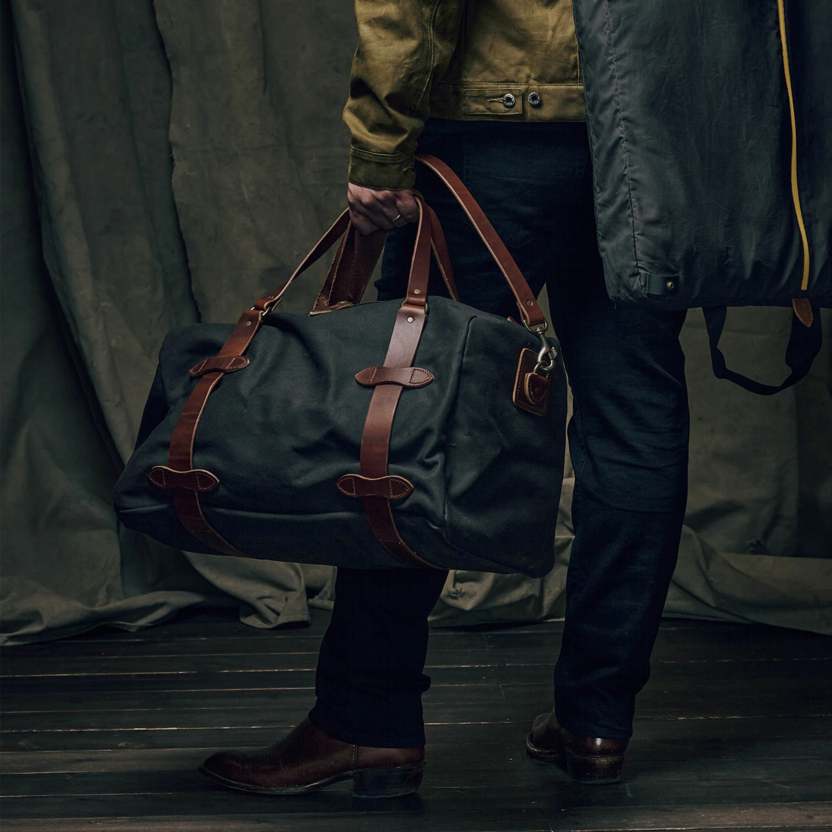 Filson Traveller Medium Duffle Bag Stapleton Cinder, eine bewährte Ikone, die in Zusammenarbeit mit dem Songwriter Chris Stapleton neu gestaltet wurde