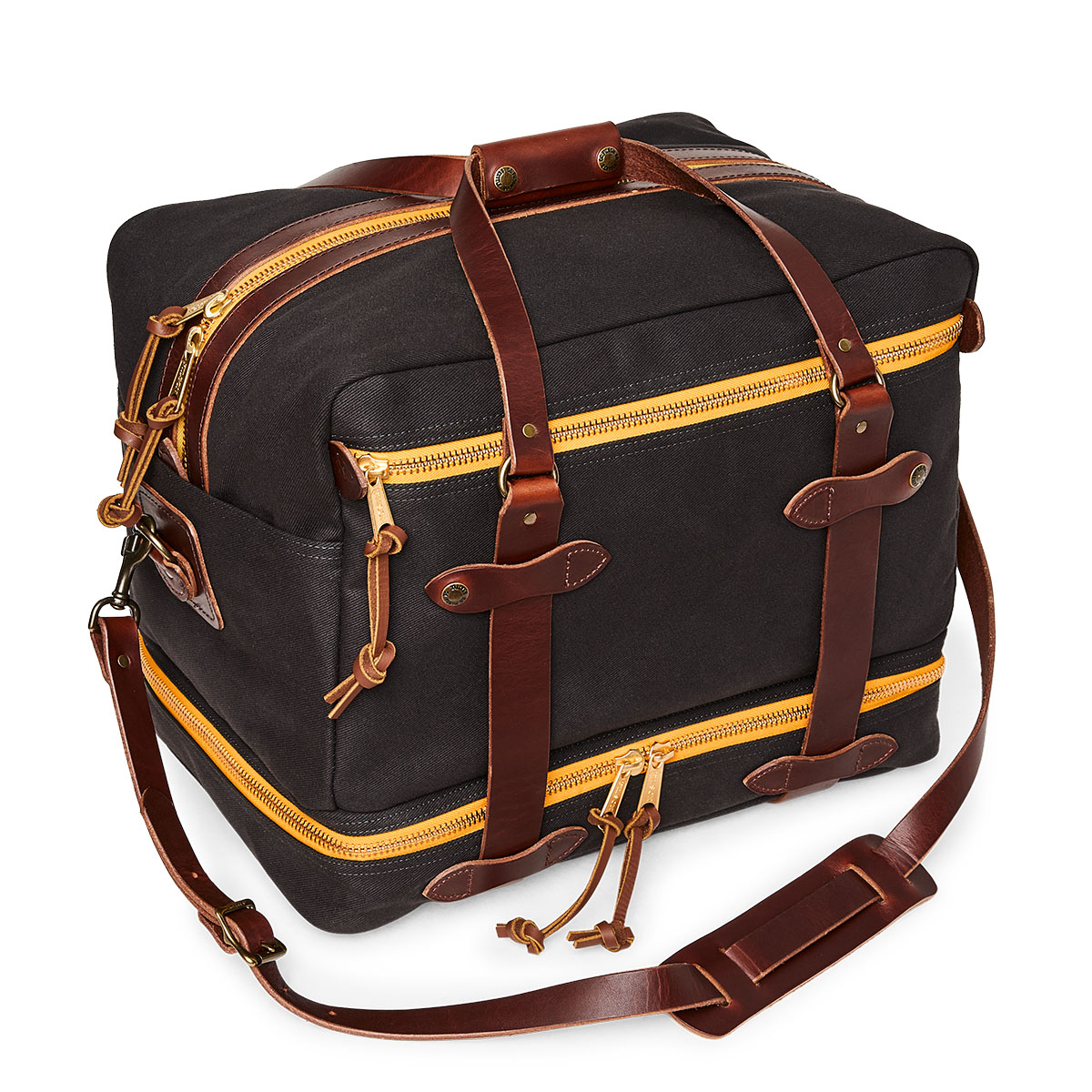 Filson Traveller Outfitter Bag Stapleton Cinder, hergestellt aus der charakteristischen wasserfesten Rugged Twill-Baumwolle, schützt diese Reisetasche Kleidung und Ausrüstung mit einem separaten Fach für schmutzige Ausrüstung.