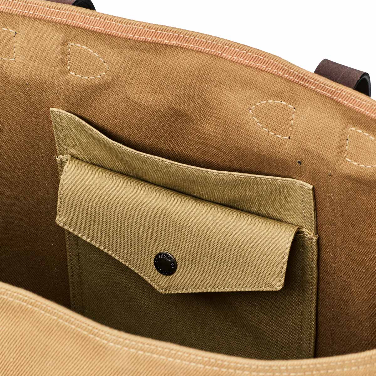 Filson Rugged Twill Large Open Tote Bag Tan, Geräumiges und praktisches Innenleben – mit Snap-Flapped- und Steckfächern zur sicheren Aufbewahrung kleinerer Essentials