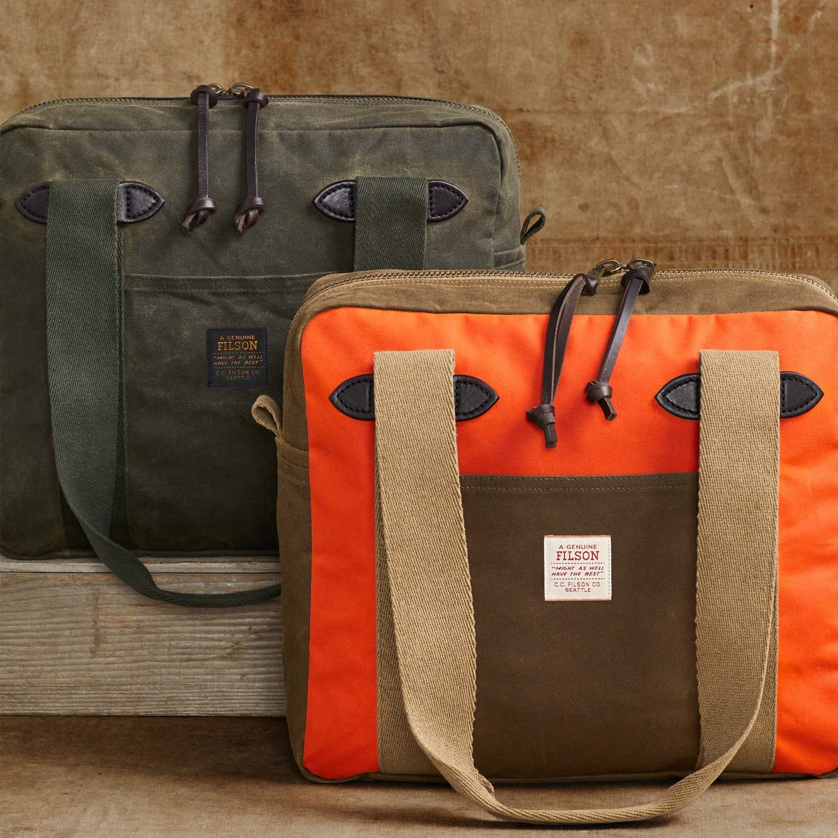 Filson Tin Cloth Tote Bag With Zipper Dark Tan/Flame, ein klassisch aussehender Shopper, der für den einfachen Transport von Habseligkeiten entwickelt wurde