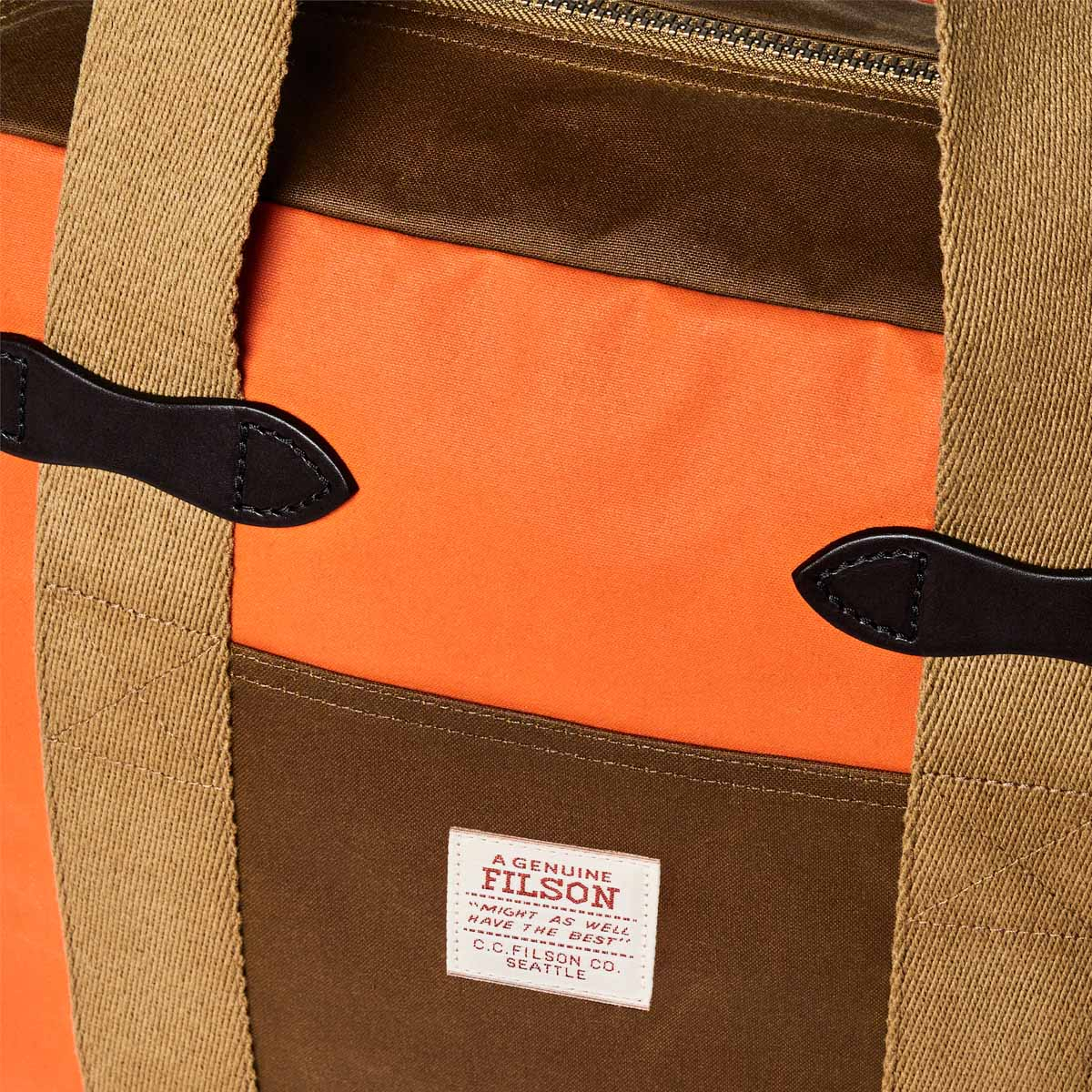 Filson Tin Cloth Tote Bag With Zipper Dark Tan/Flame, eine Tragetasche aus gewachstem Canvas, die sich bequem über der Schulter tragen lässt