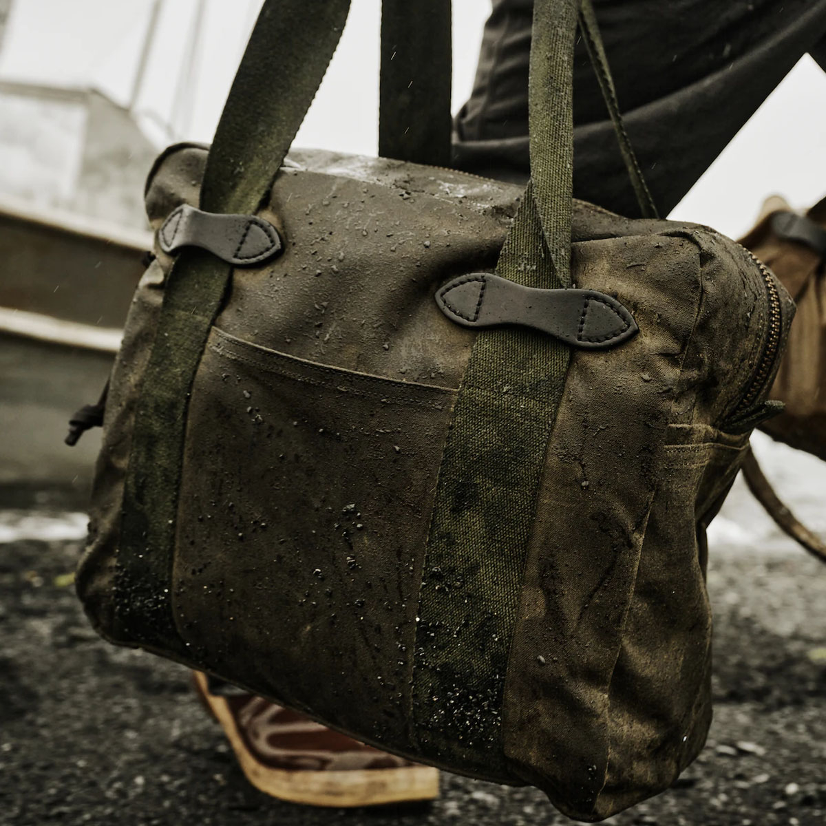 Filson Tin Cloth Tote Bag With Zipper Otter Green, eine Tragetasche aus gewachstem Canvas, die sich bequem über der Schulter tragen lässt