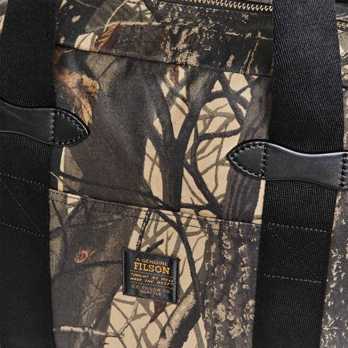 Filson Tin Cloth Tote Bag With Zipper Realtree Hardwoods Camo, eine Tragetasche aus gewachstem Canvas, die sich bequem über der Schulter tragen lässt