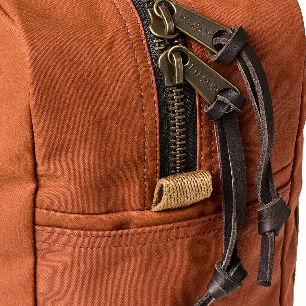 Filson Tin Cloth Tote Bag With Zipper Rust, ein klassisch aussehender Shopper, der für den einfachen Transport von Habseligkeiten entwickelt wurde