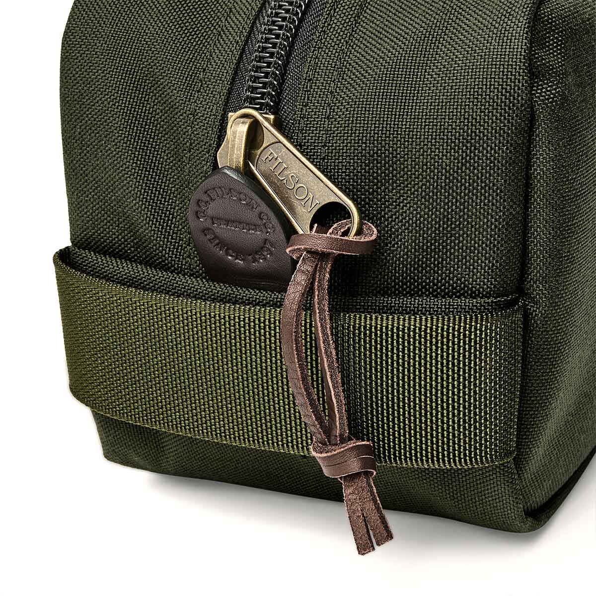 Filson Dryden Travel Pack Otter Green, made of tear-resistant ballistic nylon Filson Dryden Travel Pack Otter Green, made of tear-resistant ballistic nylon