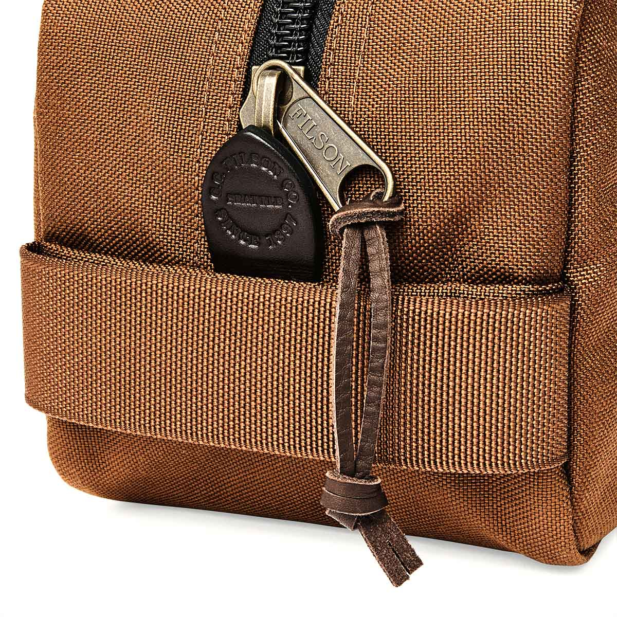 Filson Dryden Travel Pack Whiskey, made of tear-resistant ballistic nylon Filson Dryden Travel Pack Whiskey, made of tear-resistant ballistic nylon