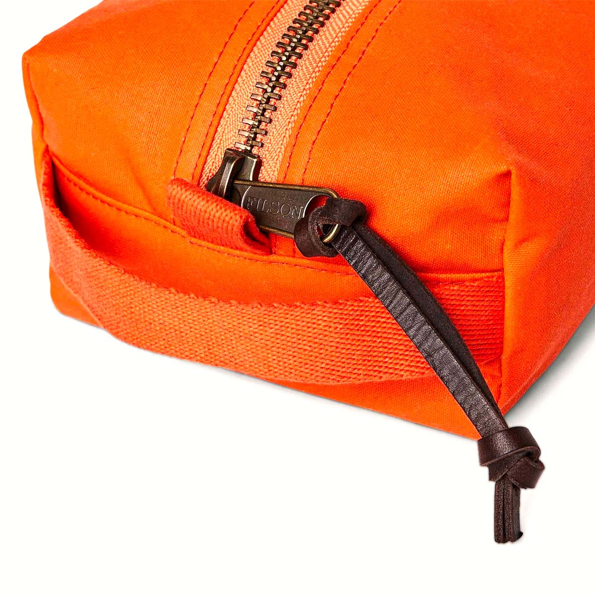 Filson Tin Cloth Travel Kit Flame, eine kompakte, leichte und robuste Kulturtasche aus traditionellen Materialien und modernem Design