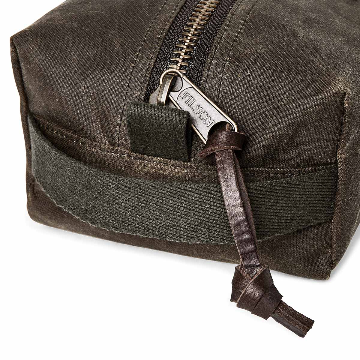 Filson Tin Cloth Travel Kit Otter Green, eine kompakte, leichte und robuste Kulturtasche aus traditionellen Materialien und modernem Design