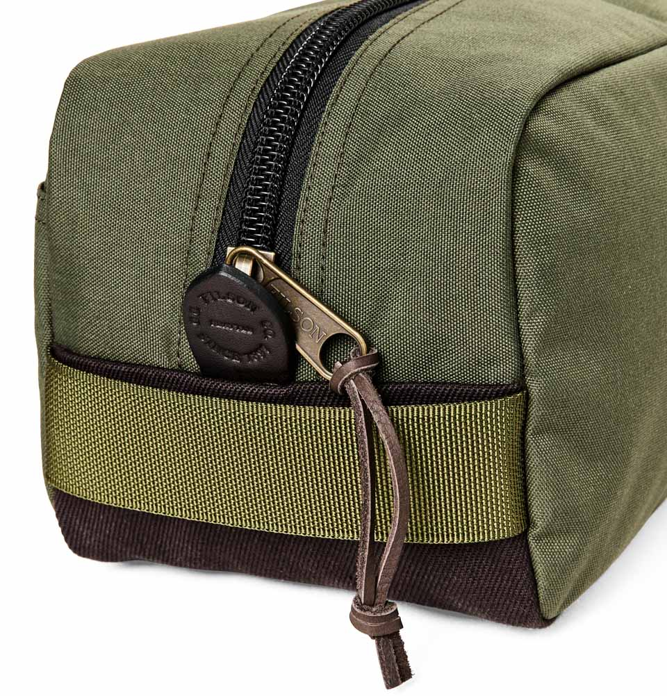 Filson Travel Pack Otter Green, aus reißfestem ballistischem Nylon mit Filsons berühmtem Rugged Twill verstärkt