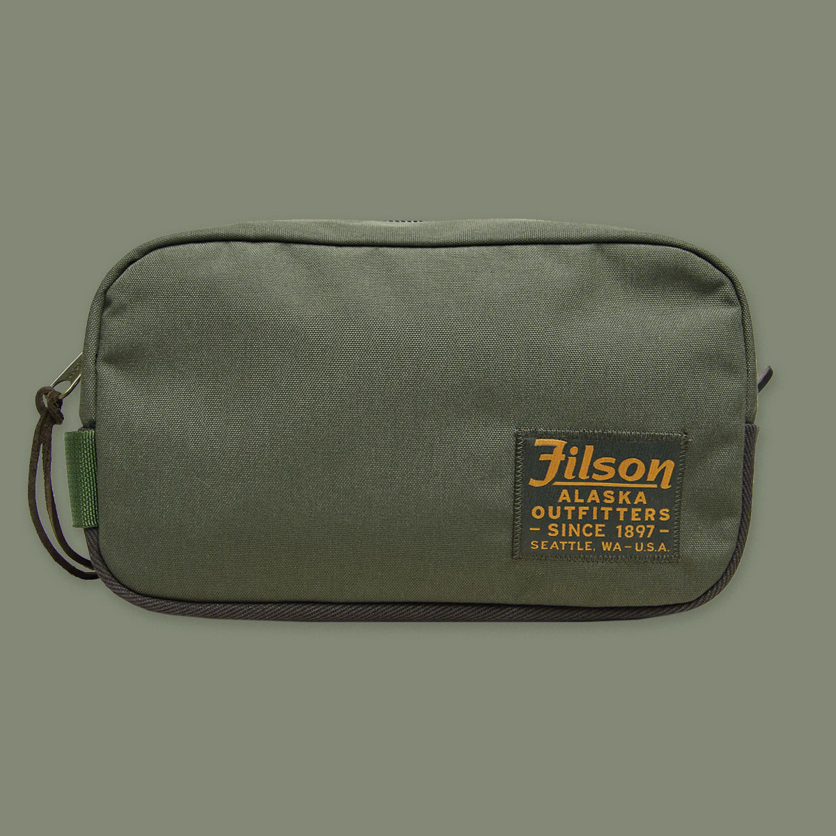 Filson Travel Pack Otter Green, aus reißfestem ballistischem Nylon mit Filsons berühmtem Rugged Twill verstärkt