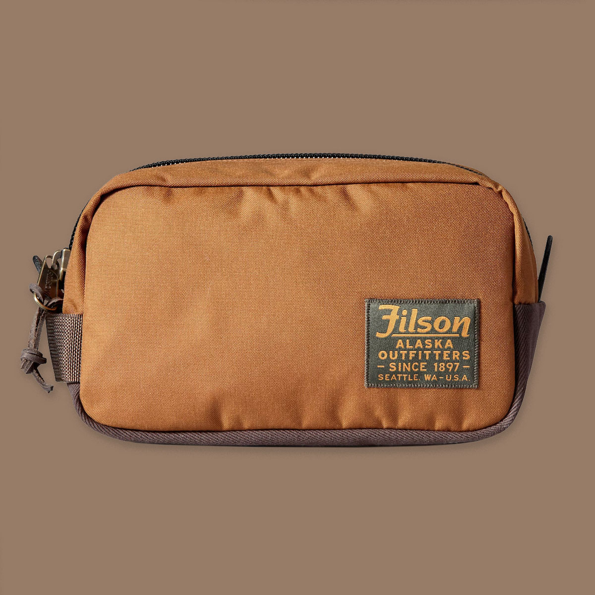 Filson Travel Pack Whiskey, aus reißfestem ballistischem Nylon mit Filsons berühmtem Rugged Twill verstärkt