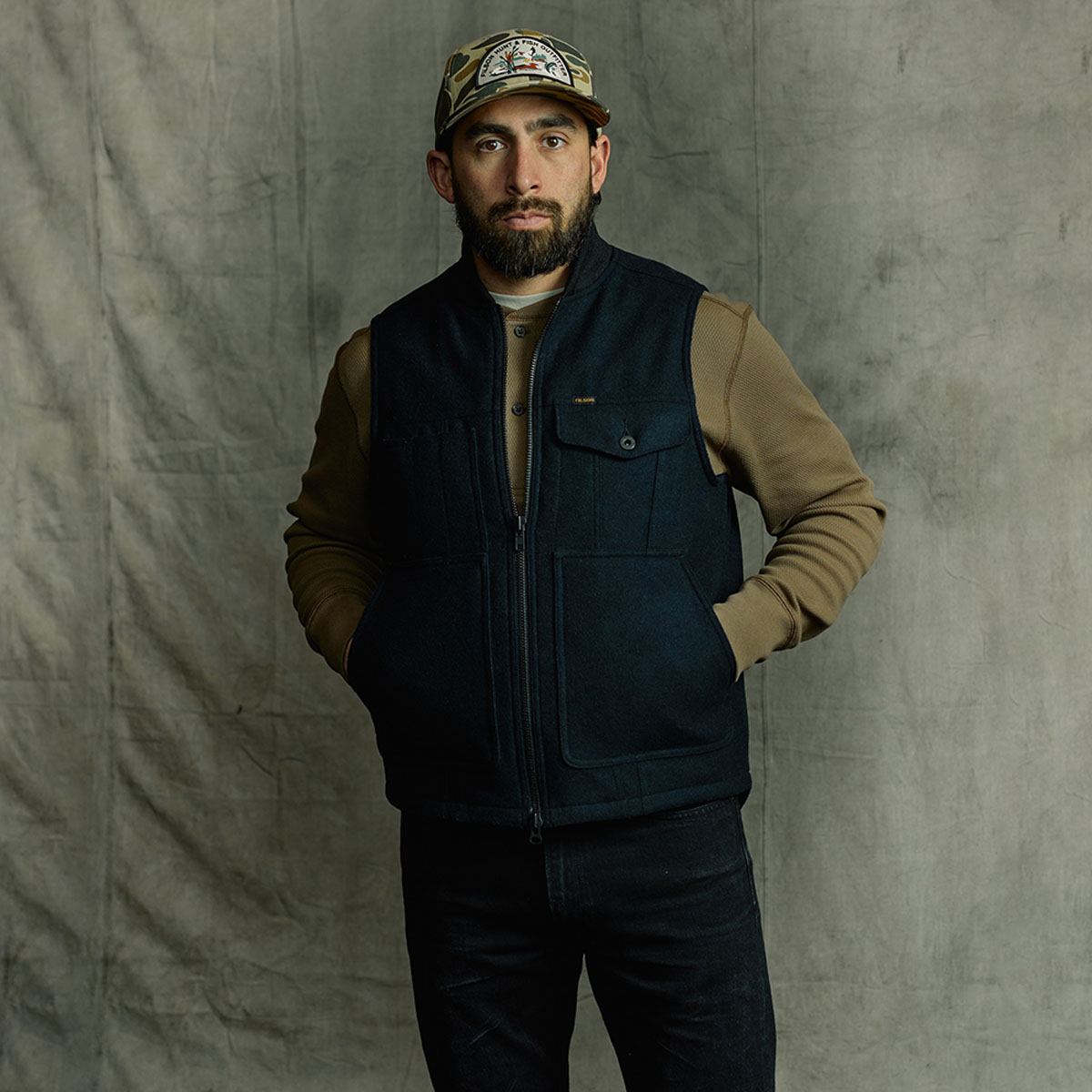 Filson Spokane Insulated Work Vest Navy, getragen von vorn