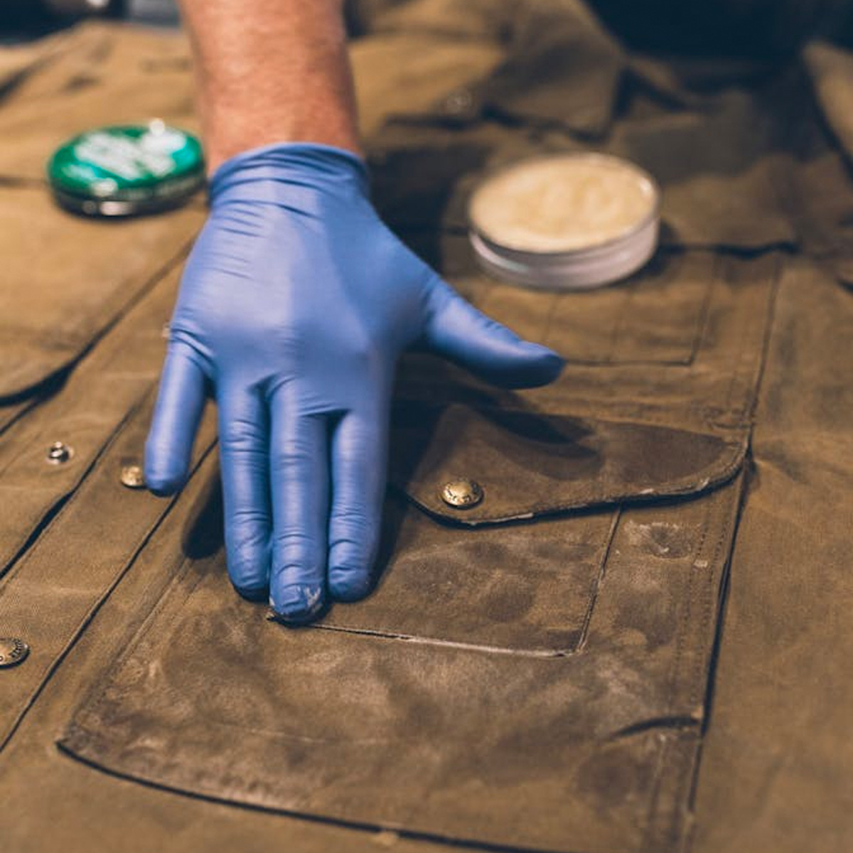 WIE MAN EINE GEWACHSTE CANVAS-JACKE NACHWACHST, 3. BEI RAUMTEMPERATUR EINE GLEICHMÄSSIGE SCHICHT WACHS AUF DEN STOFF AUFTRAGEN