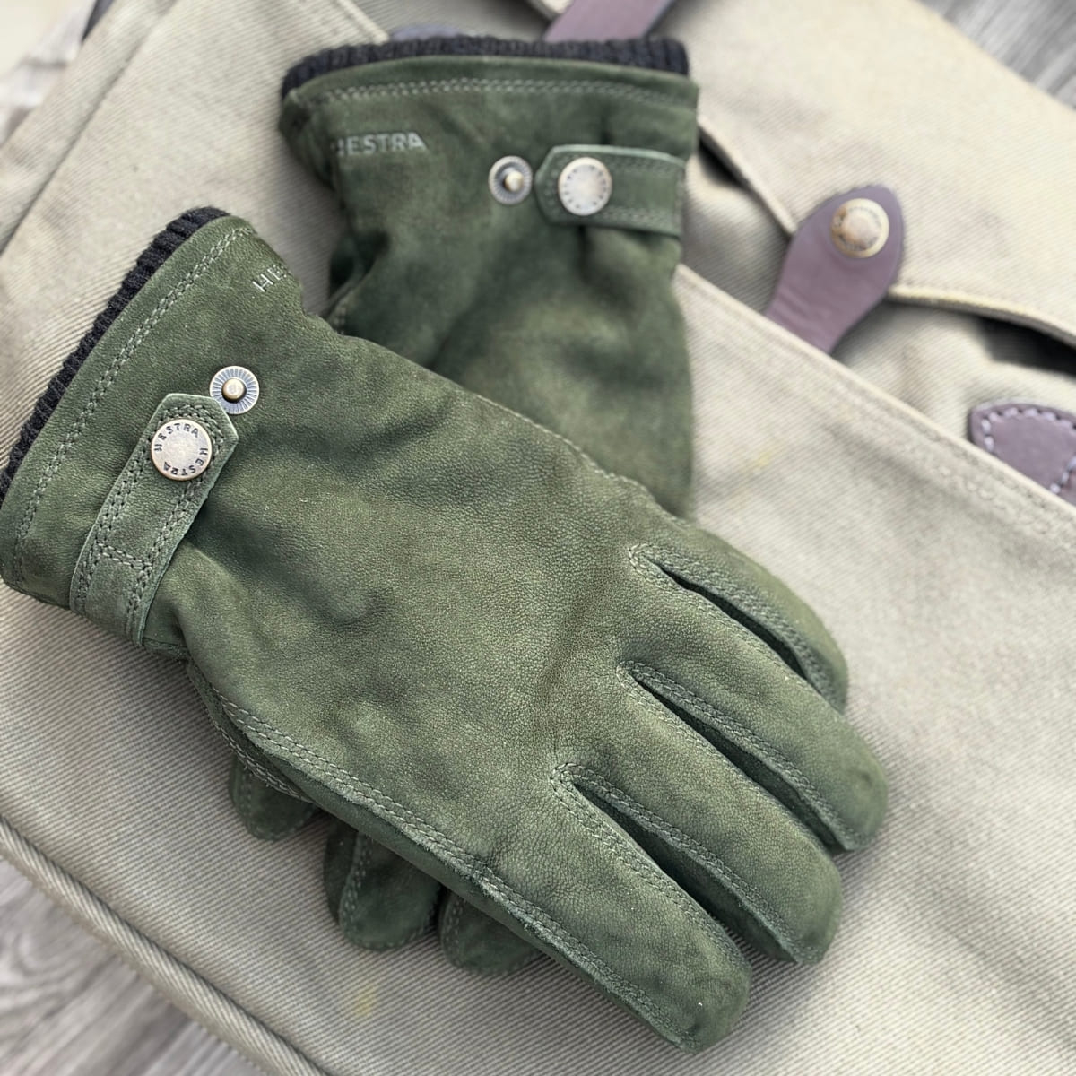 Kombiniere die Bergvik Handschuhe mit deiner Lieblings-Winterjacke von Filson oder Barbour Kombiniere die Bergvik Handschuhe mit deiner Lieblings-Winterjacke von Filson oder Barbour