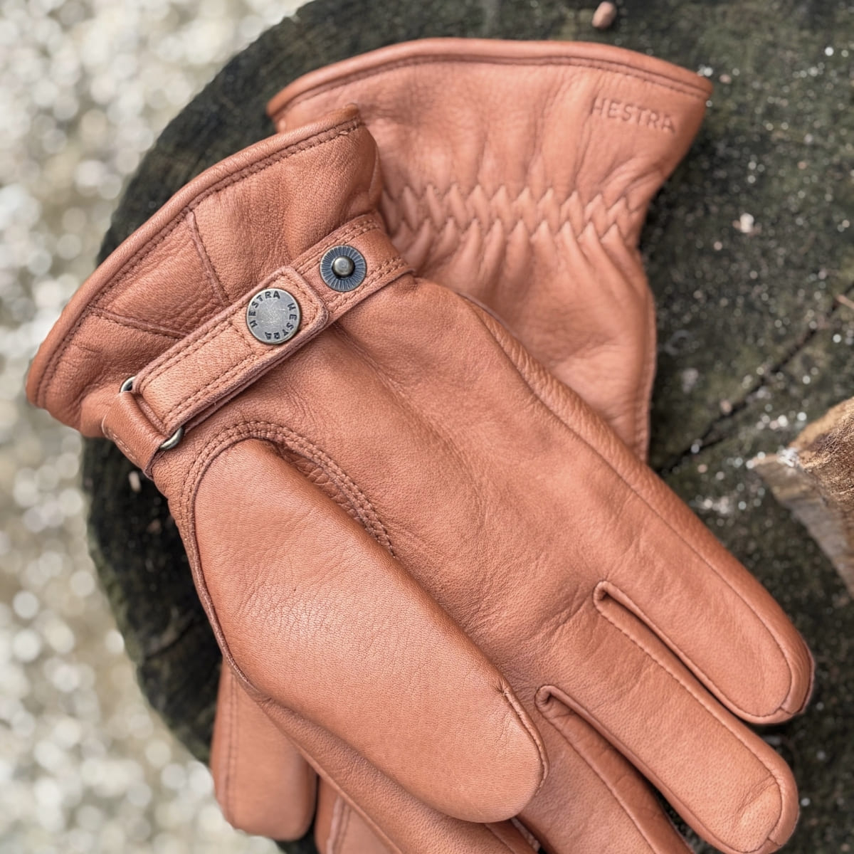 Hestra Burensvik Handschuhe sind warme und stylische Winterhandschuhe für Herren, gefertigt aus geschmeidigem, langlebigem Hirschleder mit hervorragender Isolierung. Hestra Burensvik Handschuhe sind warme und stylische Winterhandschuhe für Herren, gefertigt aus geschmeidigem, langlebigem Hirschleder mit hervorragender Isolierung.