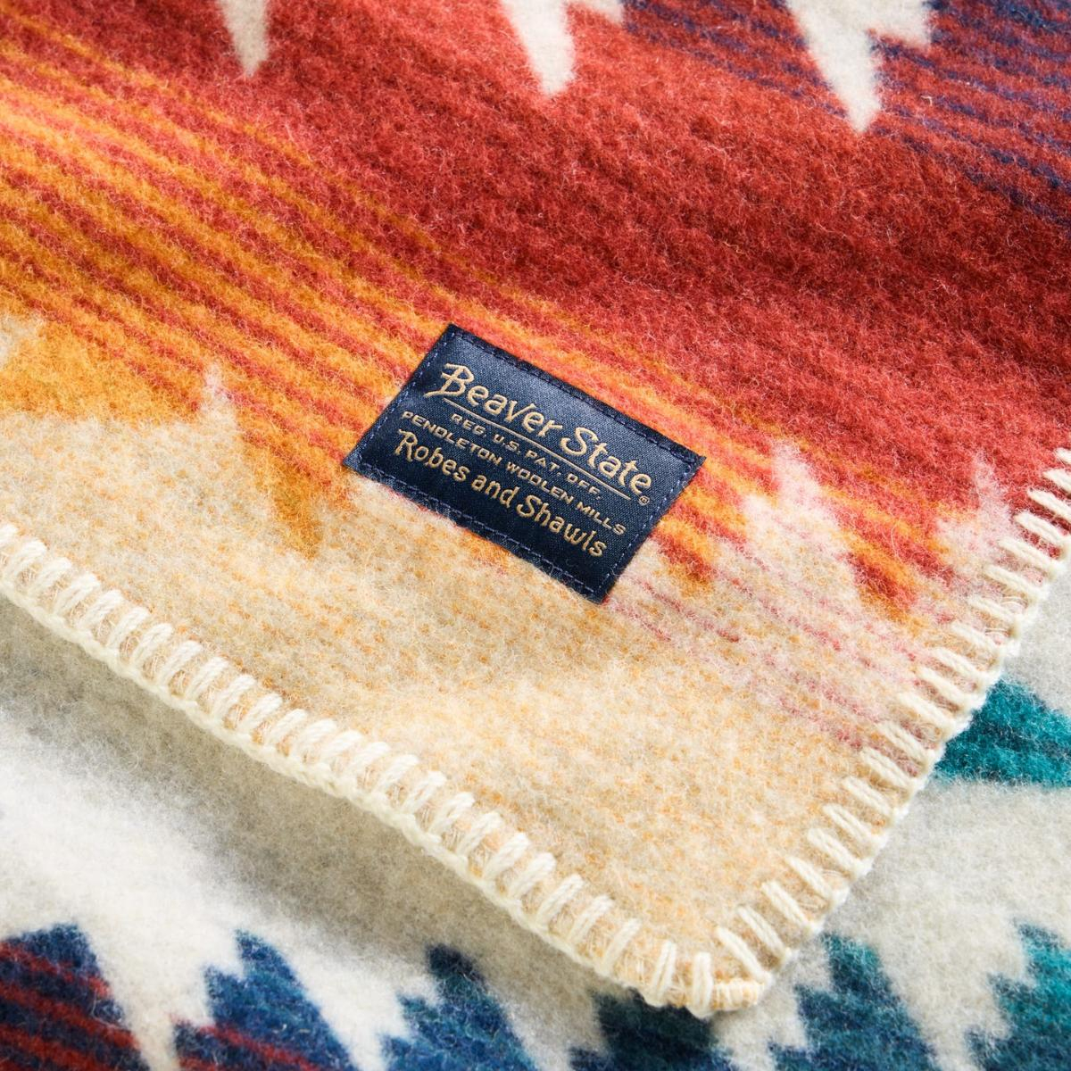 Pendleton Jacquard Napped Blanket Robe – Sunset Pass, passt perfekt über ein Doppelbett, kann als Wandbehang genutzt werden oder zum Kuscheln auf dem Sofa