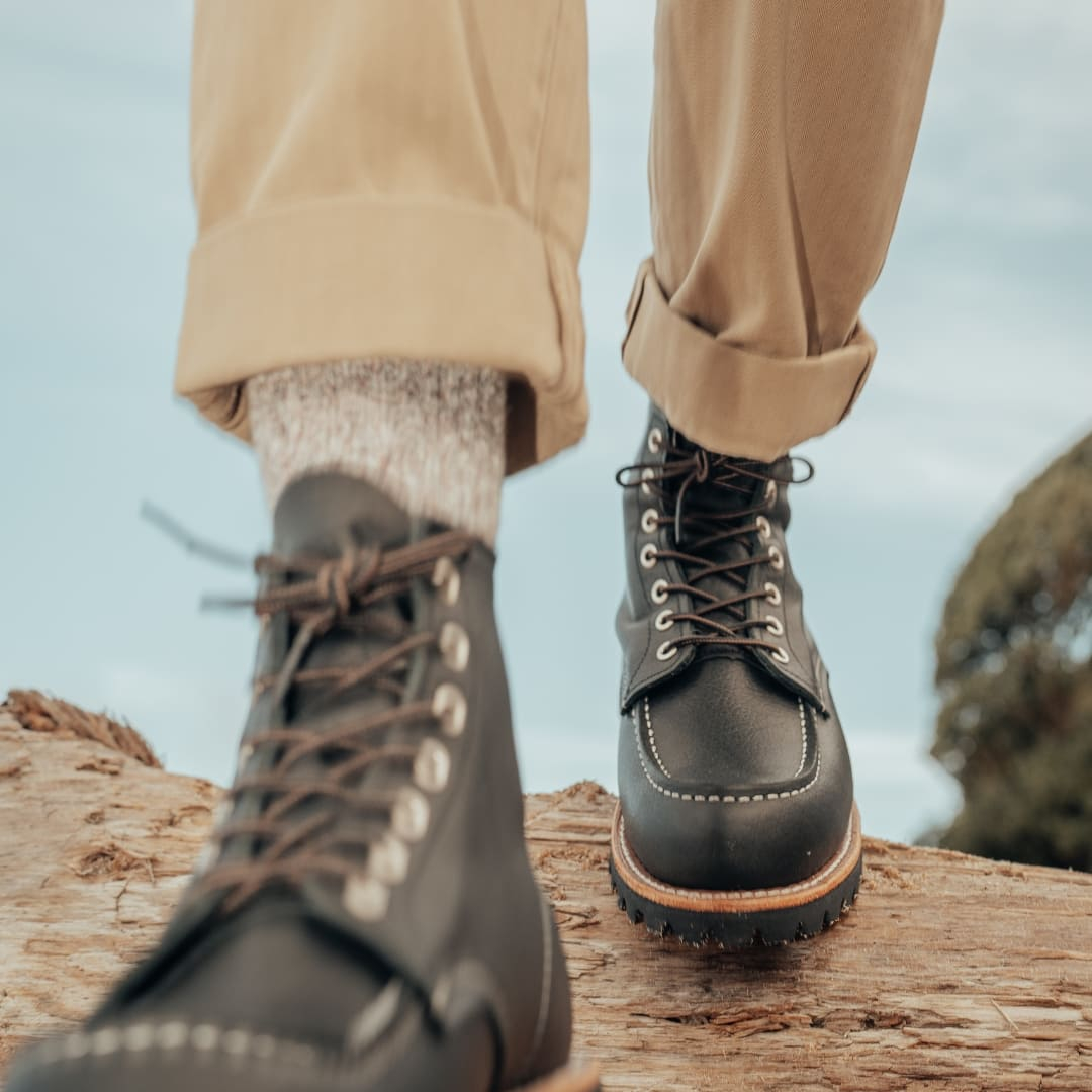 Red Wing 2949 Roughneck Moc Toe Boot Black Oil Slick entwickelt im Laufe der Zeit eine einzigartige Patina. Hergestellt in den USA
