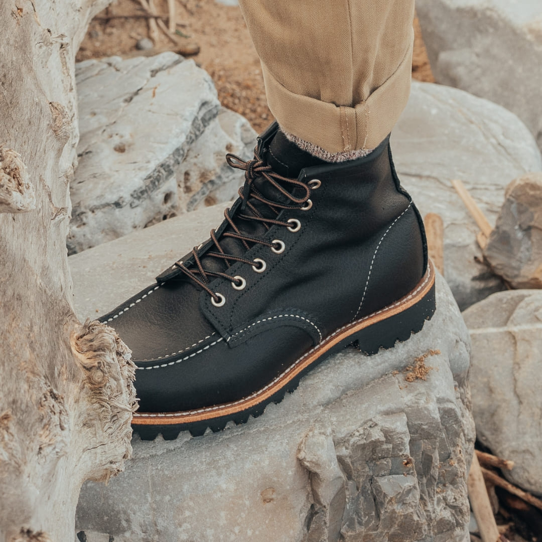 Red Wing 2949 Roughneck Moc Toe Boot Black Oil Slick Leder ist die perfekte Mischung aus Handwerkskunst, Haltbarkeit und zeitlosem Design