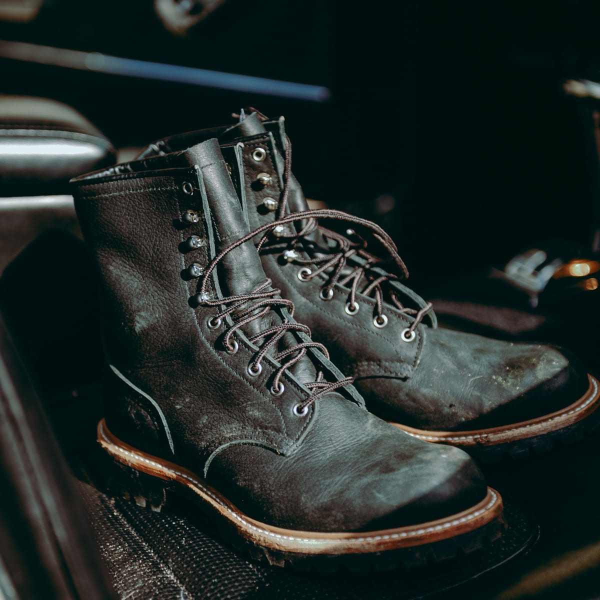 Red Wing 4501 Logger Boot Black Harness Oil Slick ist ein zeitloser, handgefertigter Schuh, der traditionelles Handwerk mit moderner Haltbarkeit verbindet und ein echtes Symbol amerikanischer Schuhe ist. Red Wing 4501 Logger Boot Black Harness Oil Slick ist ein zeitloser, handgefertigter Schuh, der traditionelles Handwerk mit moderner Haltbarkeit verbindet und ein echtes Symbol amerikanischer Schuhe ist.