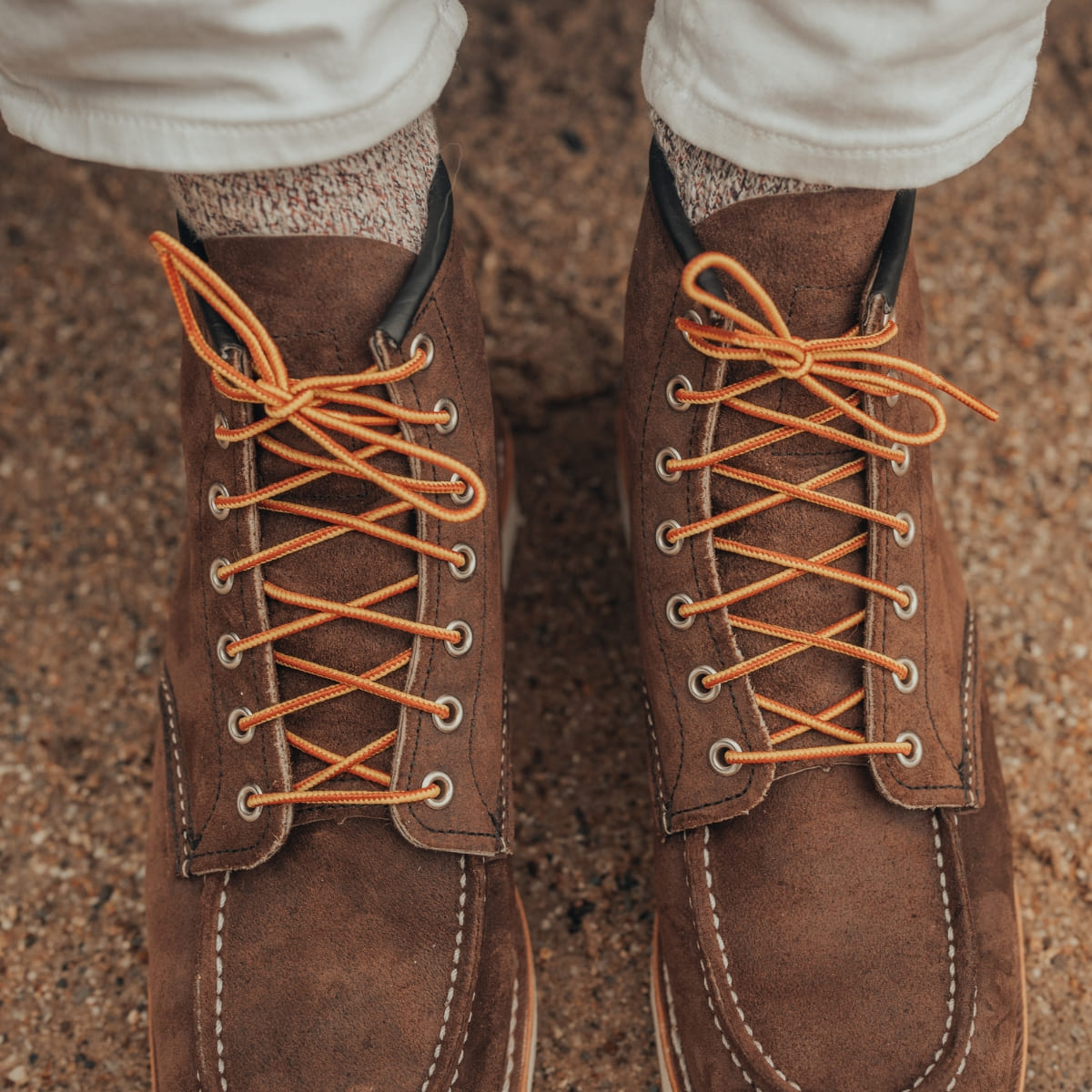 Der Red Wing 8836 Classic Moc Toe Boot in Chocolate Muleskinner ist die perfekte Kombination aus Handwerkskunst, Langlebigkeit und zeitlosem Design