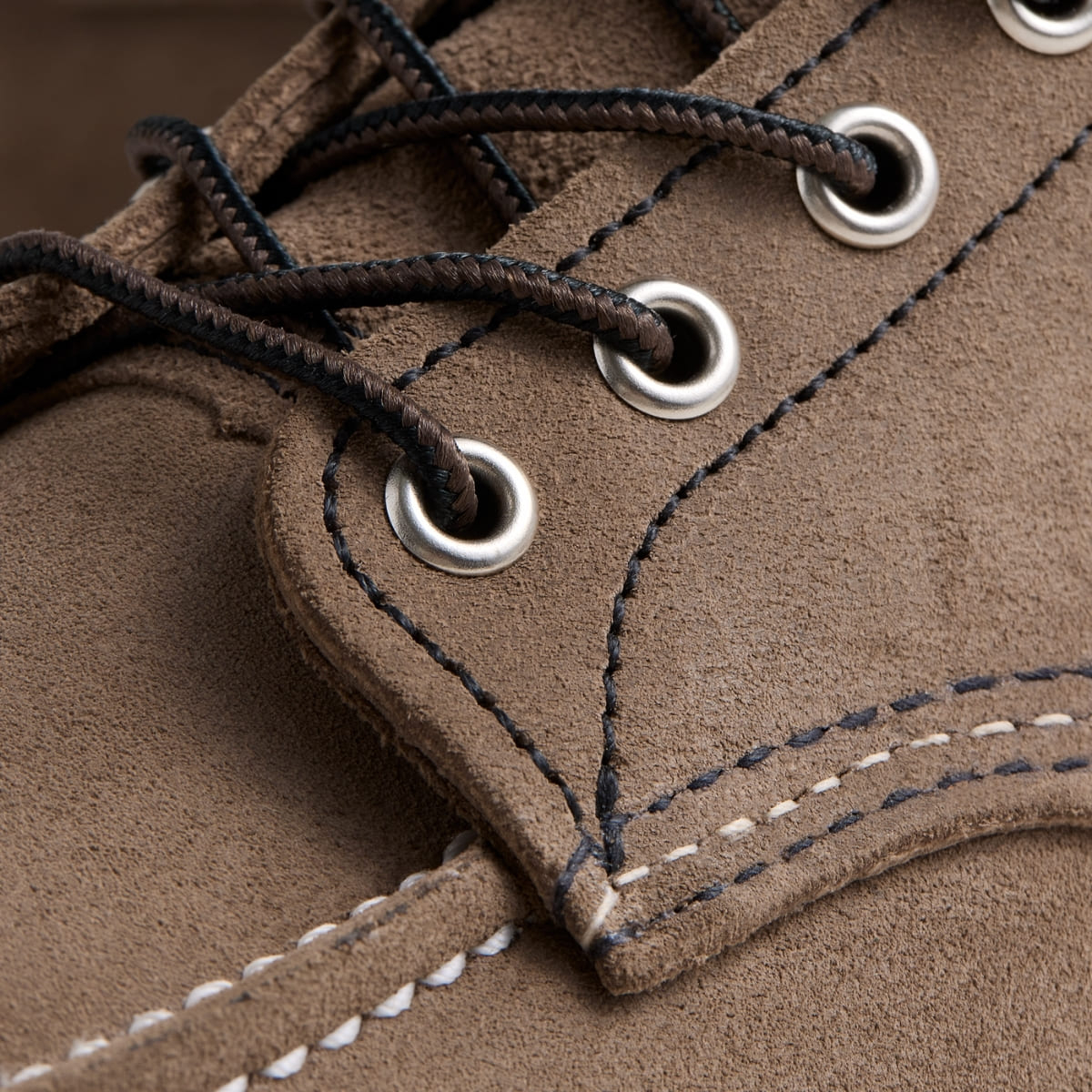 Der Red Wing 8838 Classic Moc Toe Boot in SANDSTONE MOHAVE ist die perfekte Kombination aus Handwerkskunst, Langlebigkeit und zeitlosem Design