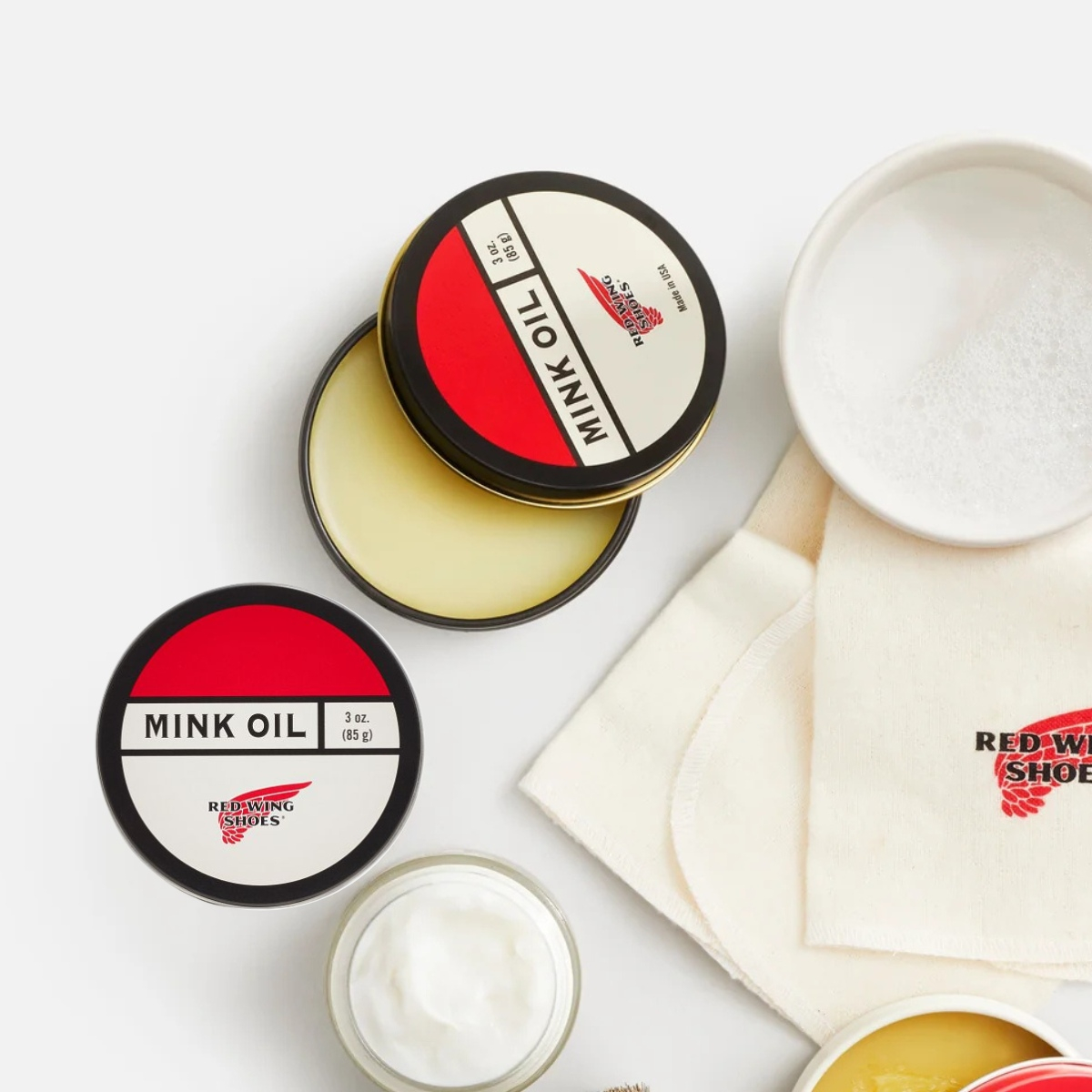Red Wing Shoes Mink Oil verbessert die Wasserbeständigkeit des Leders.