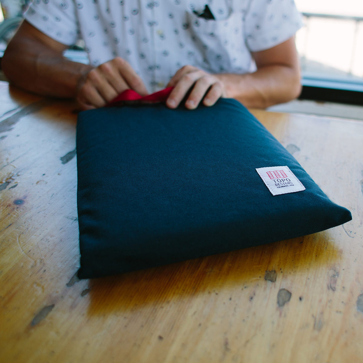 Topo Designs Laptop Sleeve Navy, hergestellt aus 1000D Nylon und gepolstertem Körper