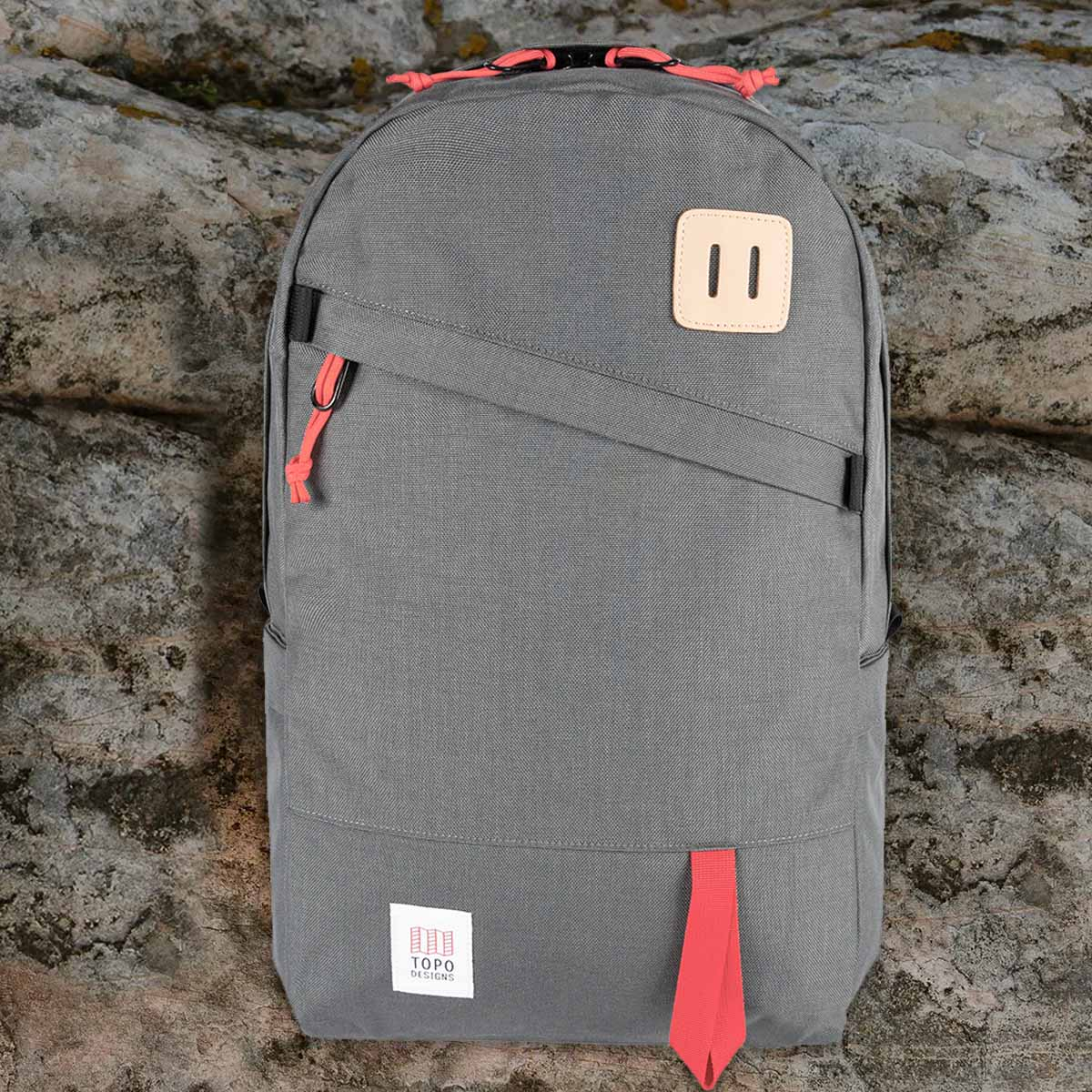 Topo Designs Daypack Classic Charcoal, starker Rucksack in 1000D Nylon mit 15 Zoll Laptopfach und 21.6 Liter Stauraum