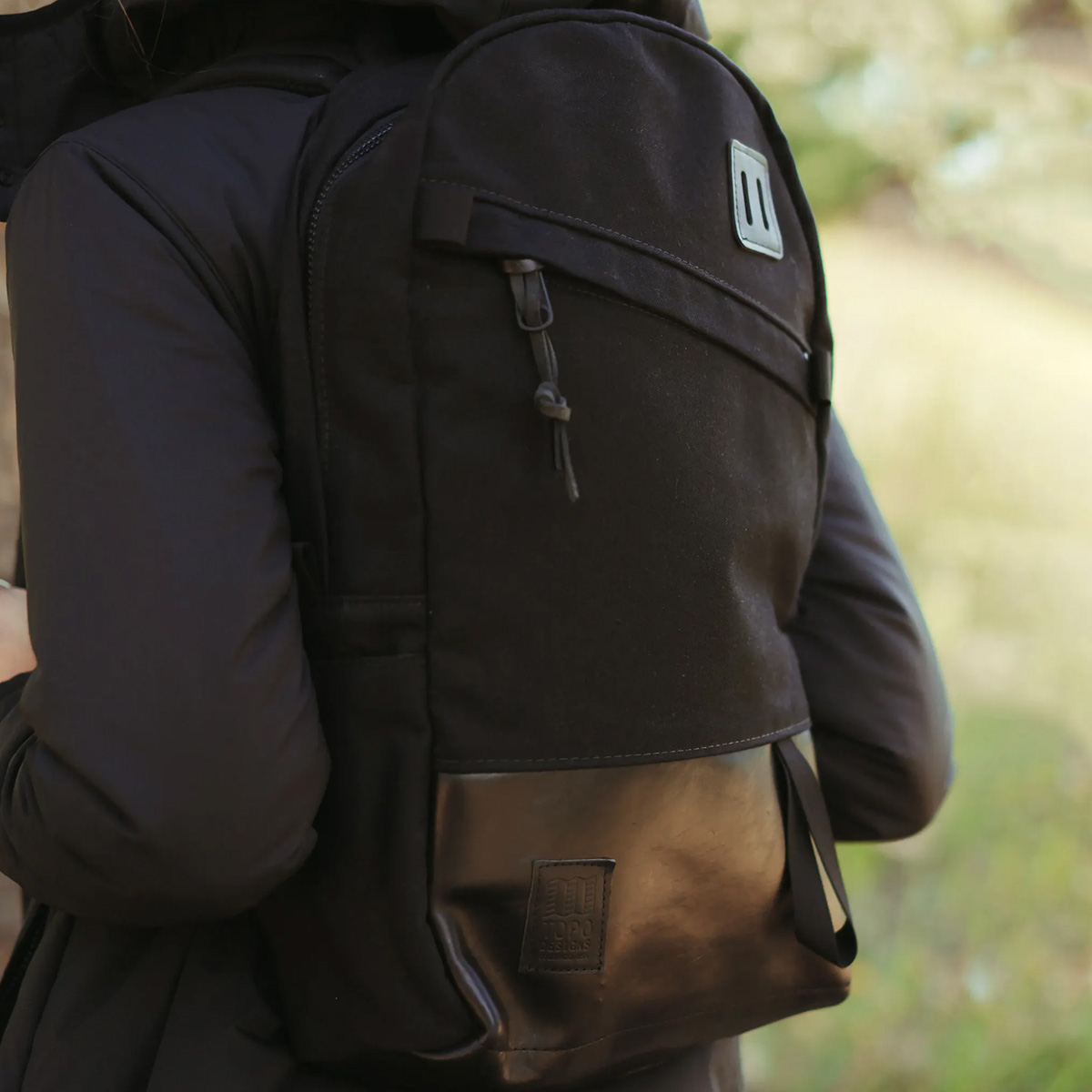 Topo Designs Daypack Heritage Black Canvas/Black Leather, dieser stilvolle und funktionelle Rucksack ist der ideale Reisebegleiter, Schulkamerad oder Packesel