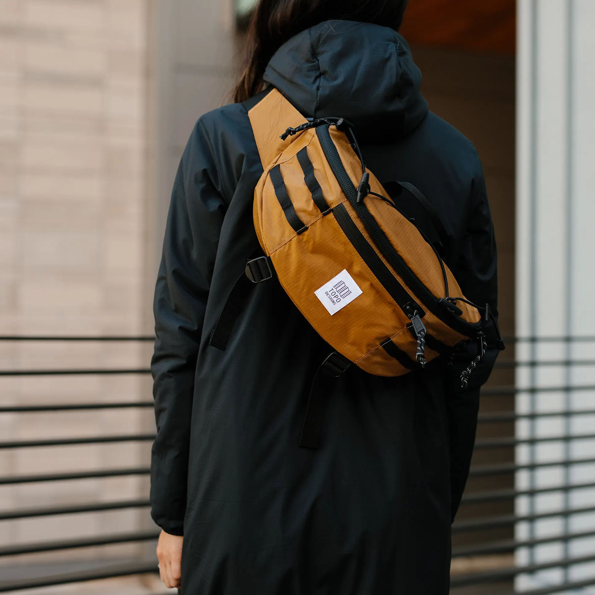 Topo Designs Mountain Sling Bag Khaki, Auf dem Rücken getragen