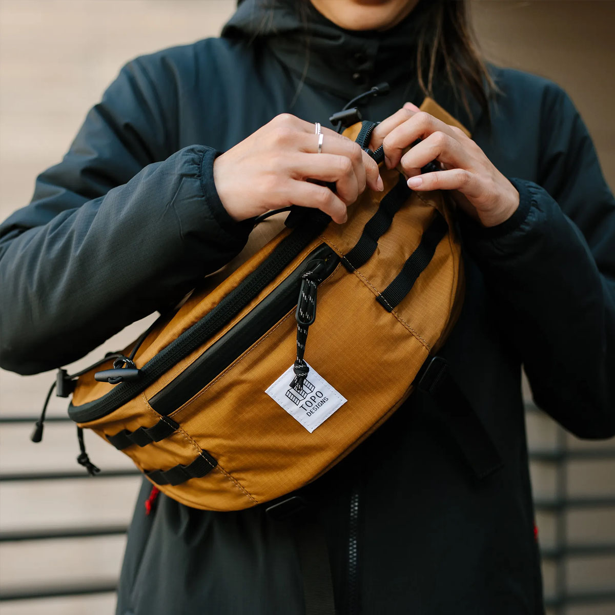 Topo Designs Mountain Sling Bag Khaki, Trageoptionen