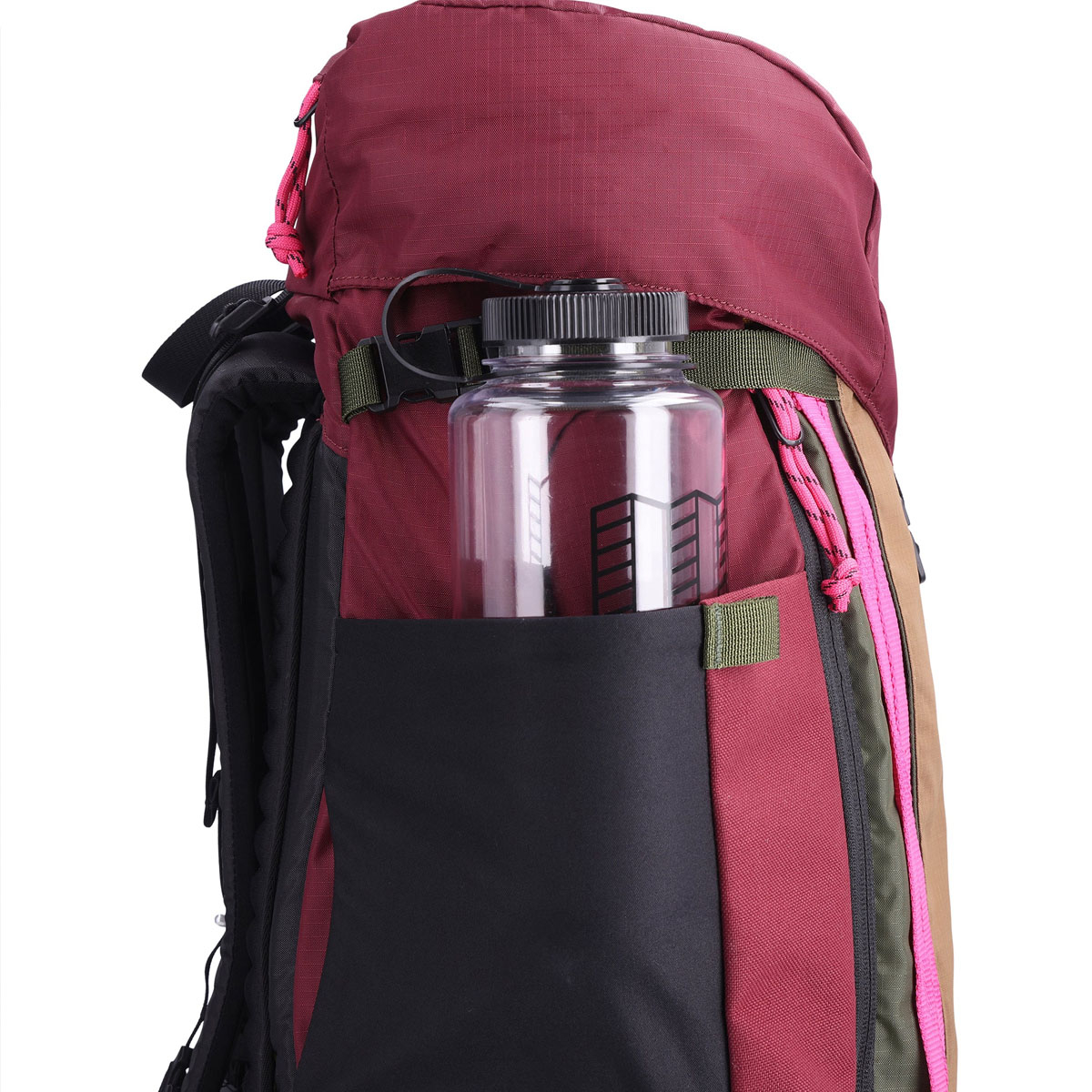 Topo Designs Mountain Pack 28L, geräumige Seitentaschen, in die jeweils eine 1.5-Liter-Wasserflasche passt