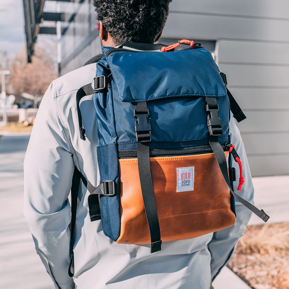 Topo Designs Rover Pack Leather Navy/Brown Leather, der ideale Rucksack für den täglichen Gebrauch