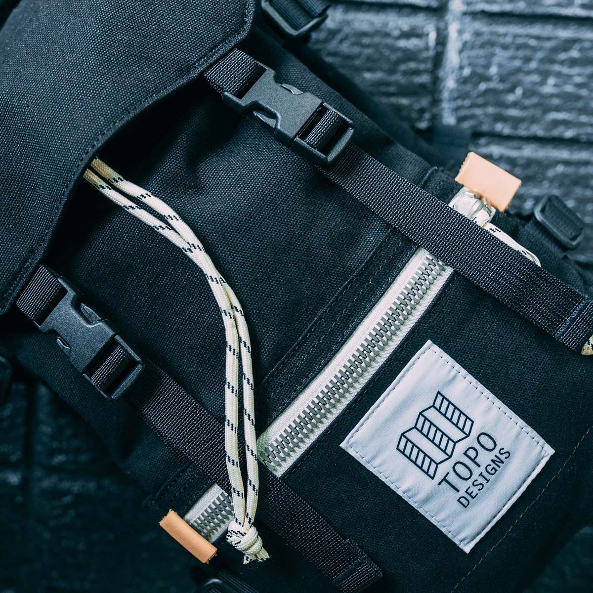 Topo Designs Rover Pack - Mini Canvas Black, Statement-Rucksack mit der perfekten Größe, um Besorgungen zu machen oder auf eine Wanderung mitzunehmen