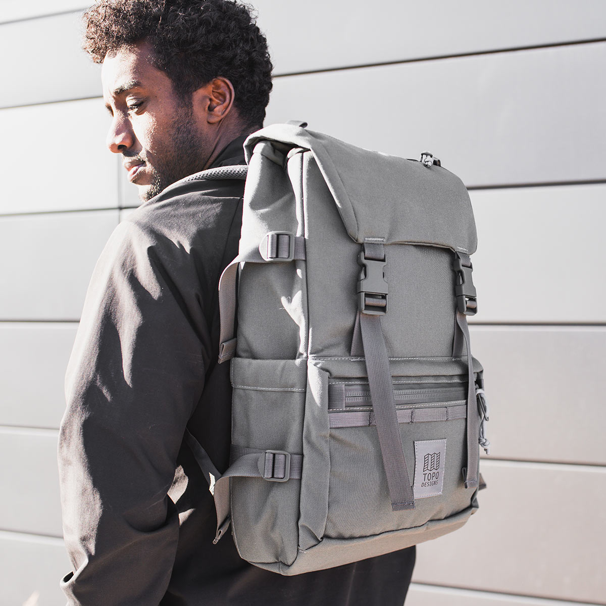 Topo Designs Rover Pack Tech Charcoal, der ideale Rucksack für den täglichen Gebrauch