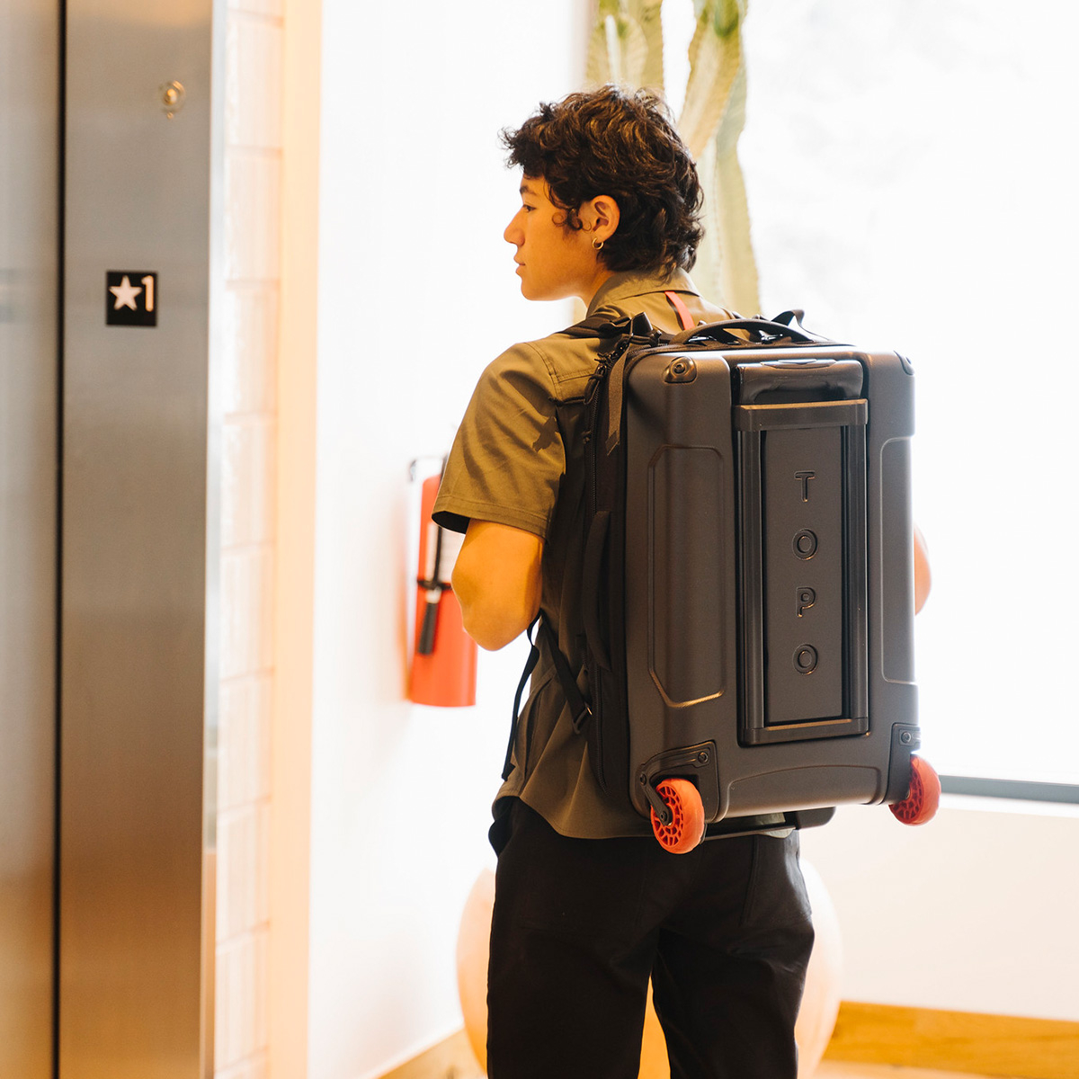 Topo Designs Global Travel Bag Roller Navy, Die handgepäckfreundliche Größe und die 3-Wege-Tragefunktion sorgen für eine reibungslose Reise