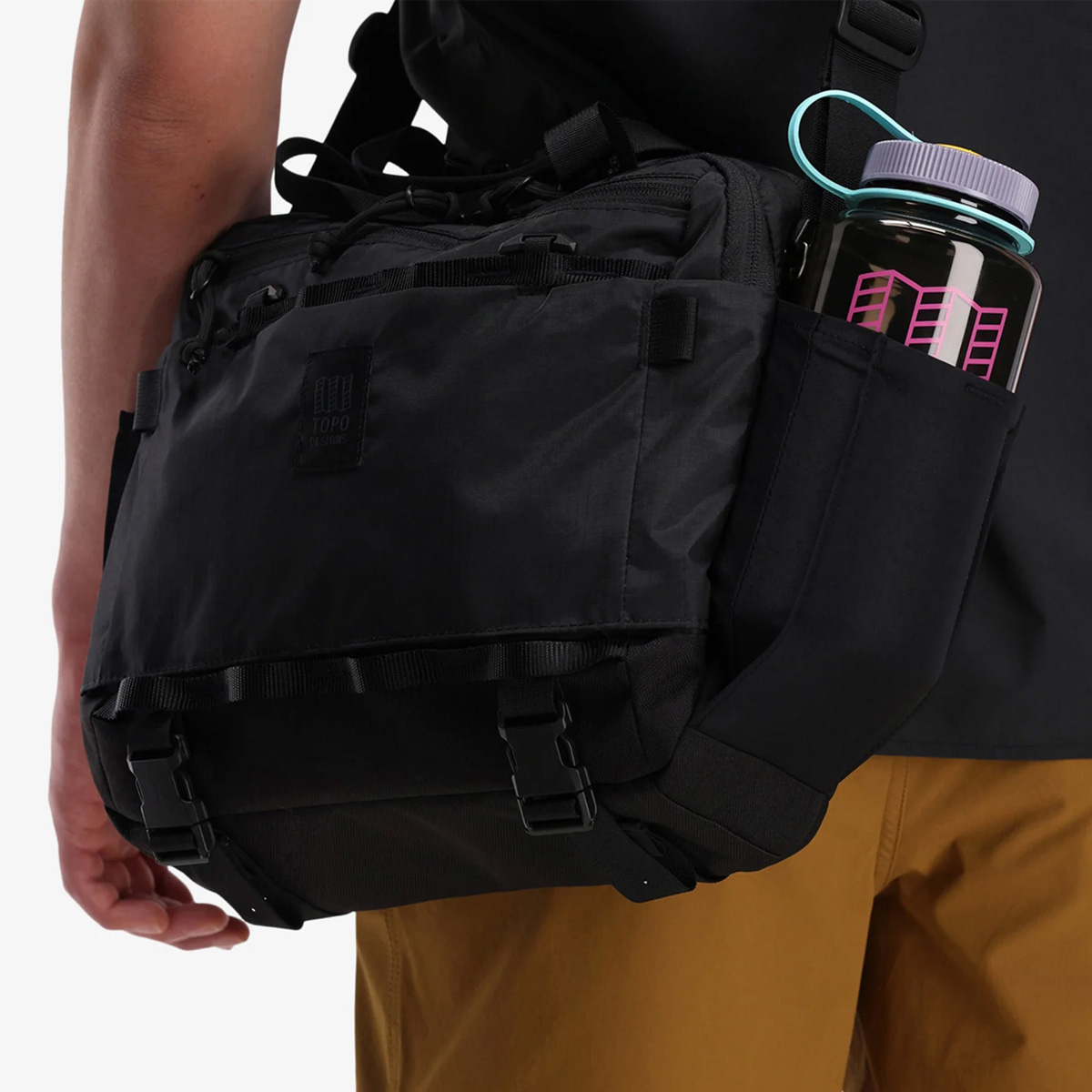 Topo Designs Mountain Cross Bag Black, geräumige Seitentaschen, in die jeweils eine 1.5-Liter-Wasserflasche passt