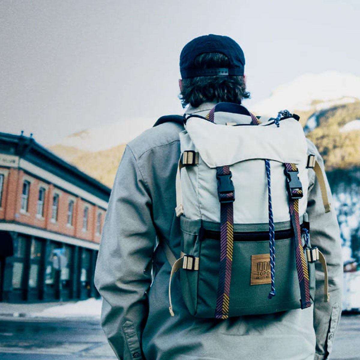 Topo Designs Rover Pack Classic Bone White/Beetle, auf dem Rücken getragen