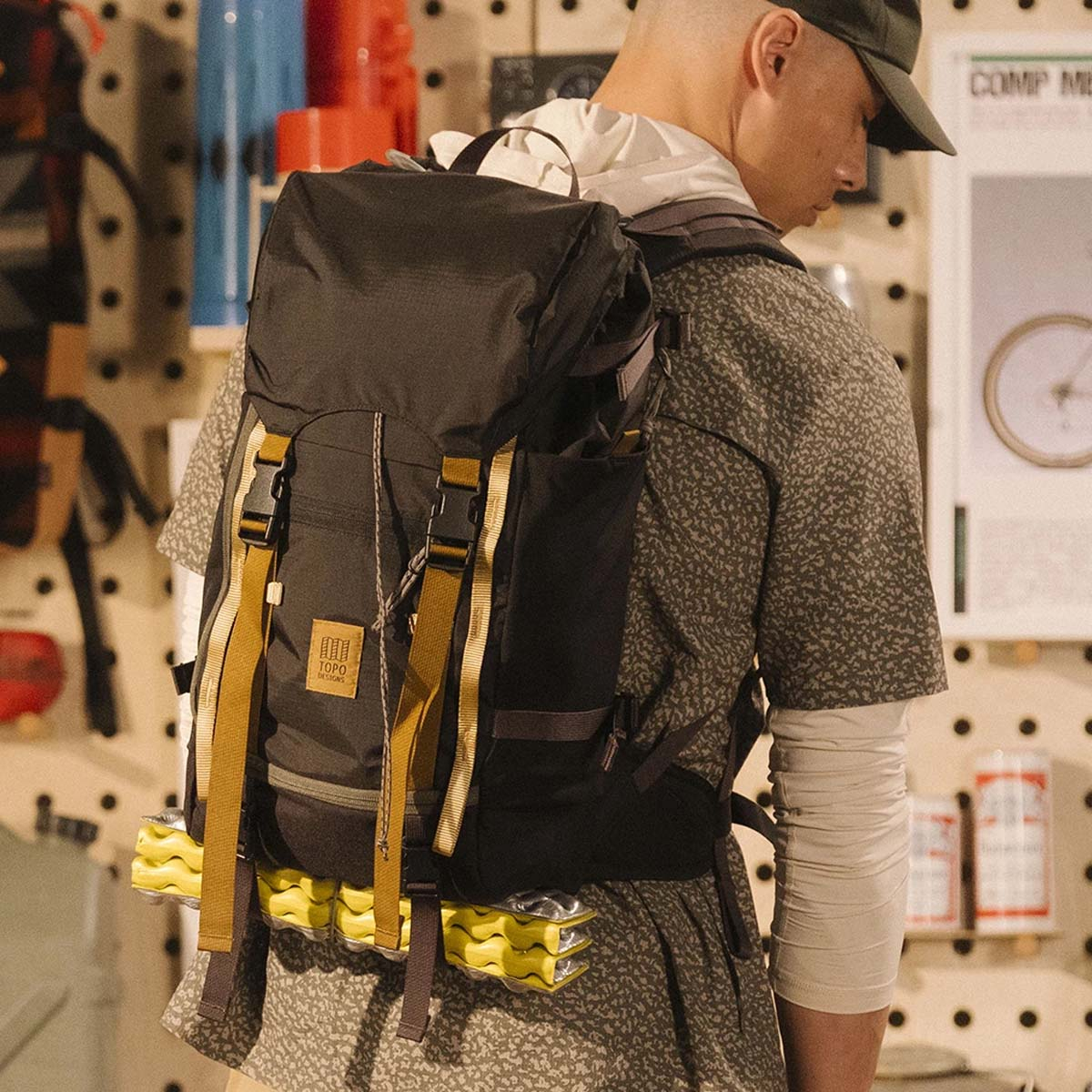 Topo Designs Rover Trail Pack 22L Black/Neutral auf dem Rücken tragend