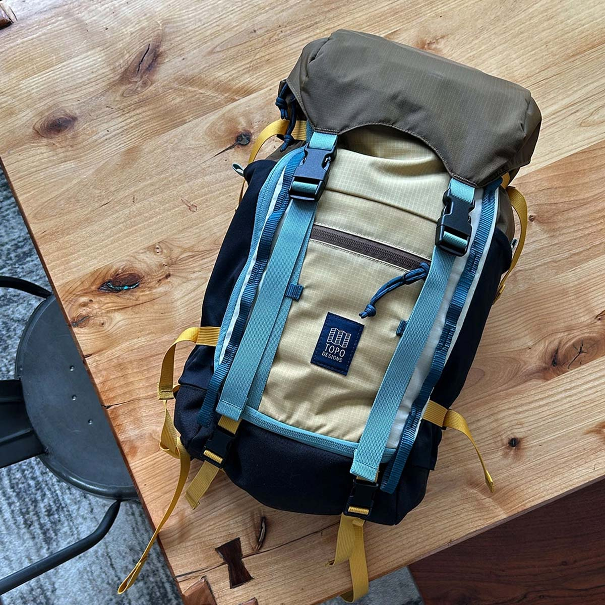Topo Designs Rover Trail Pack 22L Desert Palm/Sahara auf dem Tisch