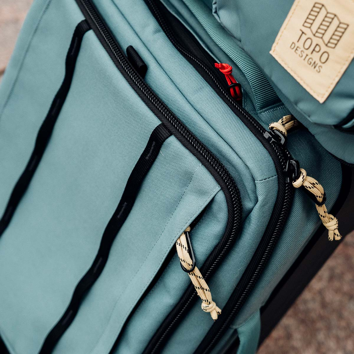 Topo Designs Global Travel Bag Roller Sea Pine, Die handgepäckfreundliche Größe und die 3-Wege-Tragefunktion sorgen für eine reibungslose Reise
