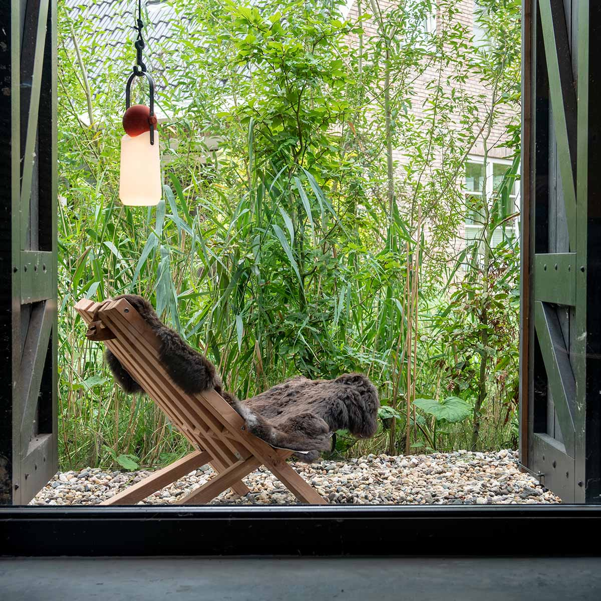 Weltevree Sheepscoat Brown, mit Fieldchair für Fenster