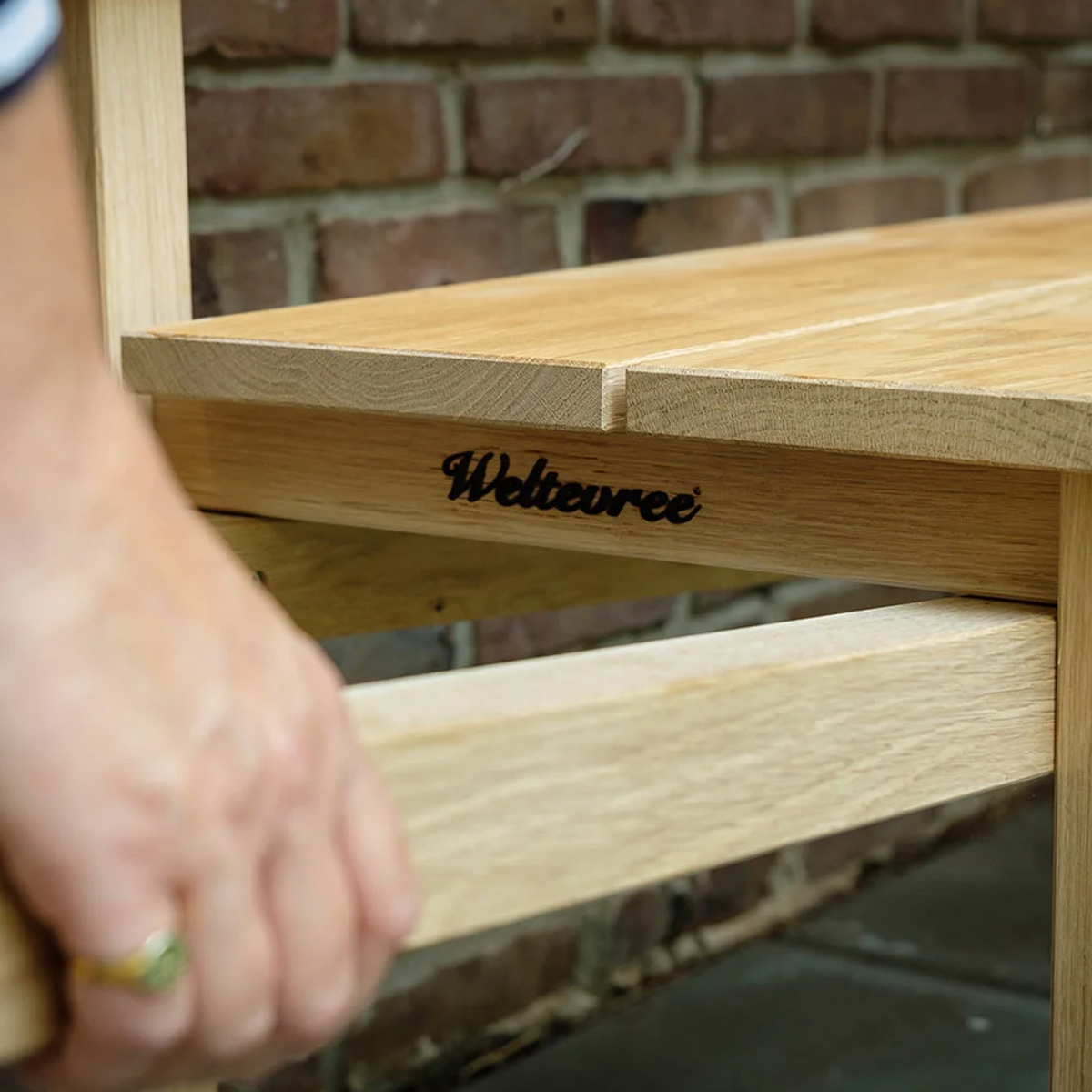 Weltevree Wheelbench, Handwerker bearbeiten und schleifen das Holz sorgfältig zu Brettern