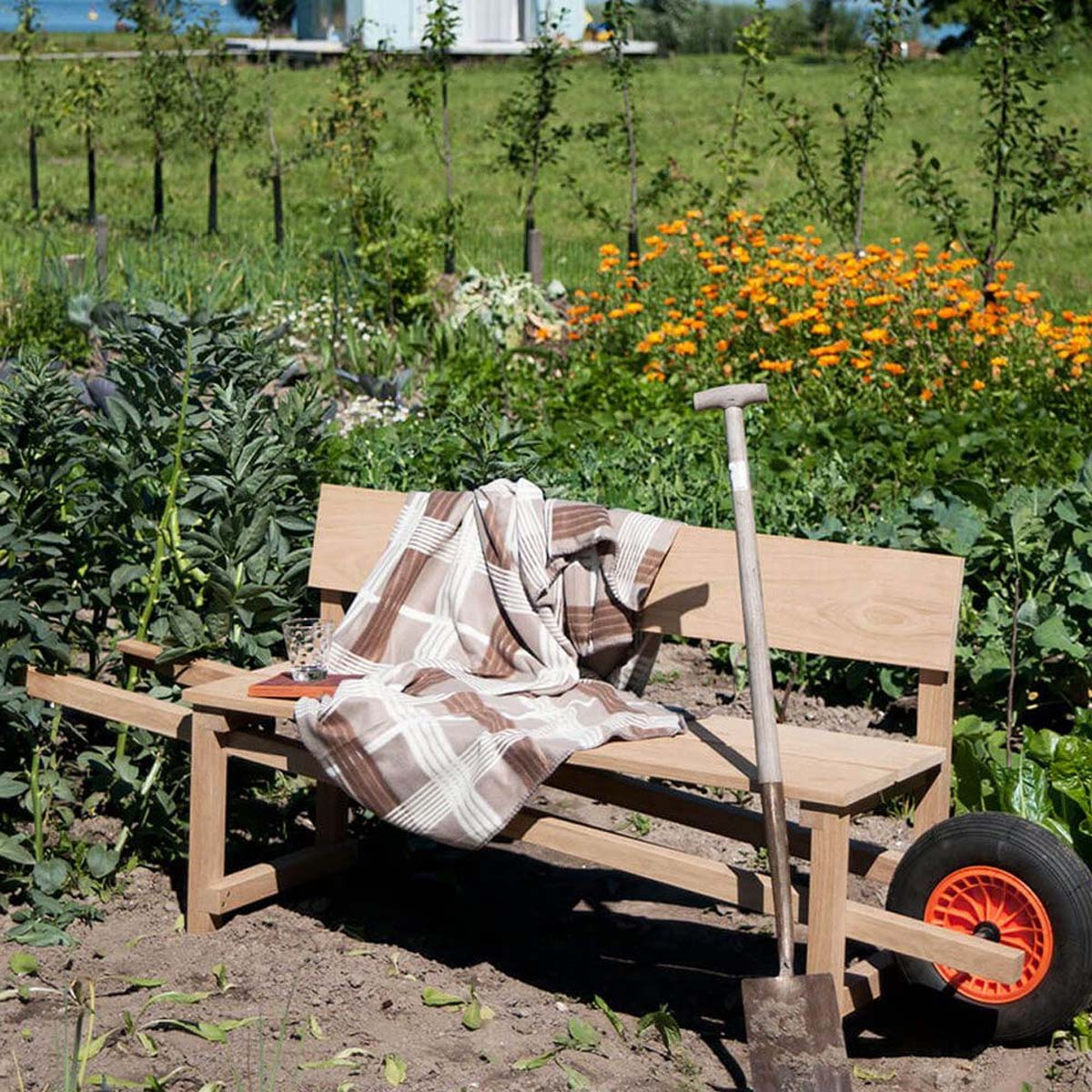 Weltevree Wheelbench, die überraschende Kombination von vertrauten Elementen verstärkt das aktive Outdoor-Gefühl der Bank