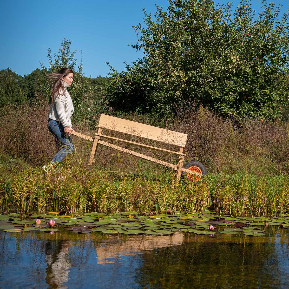 Weltevree Wheelbench Oak Wood, eine Gartenbank aus Holz mit intelligenter Bewegungsmöglichkeit