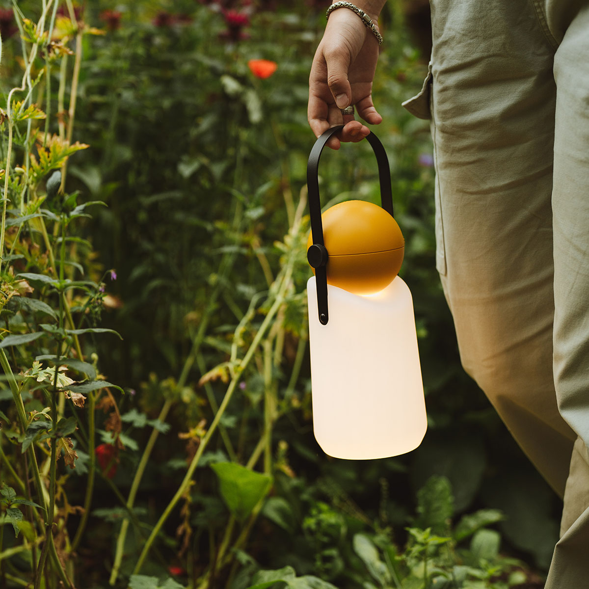 Weltevree Guidelight Golden Yellow, eine einzigartig gestaltete Außenlampe mit dimmbarem LED-Modul