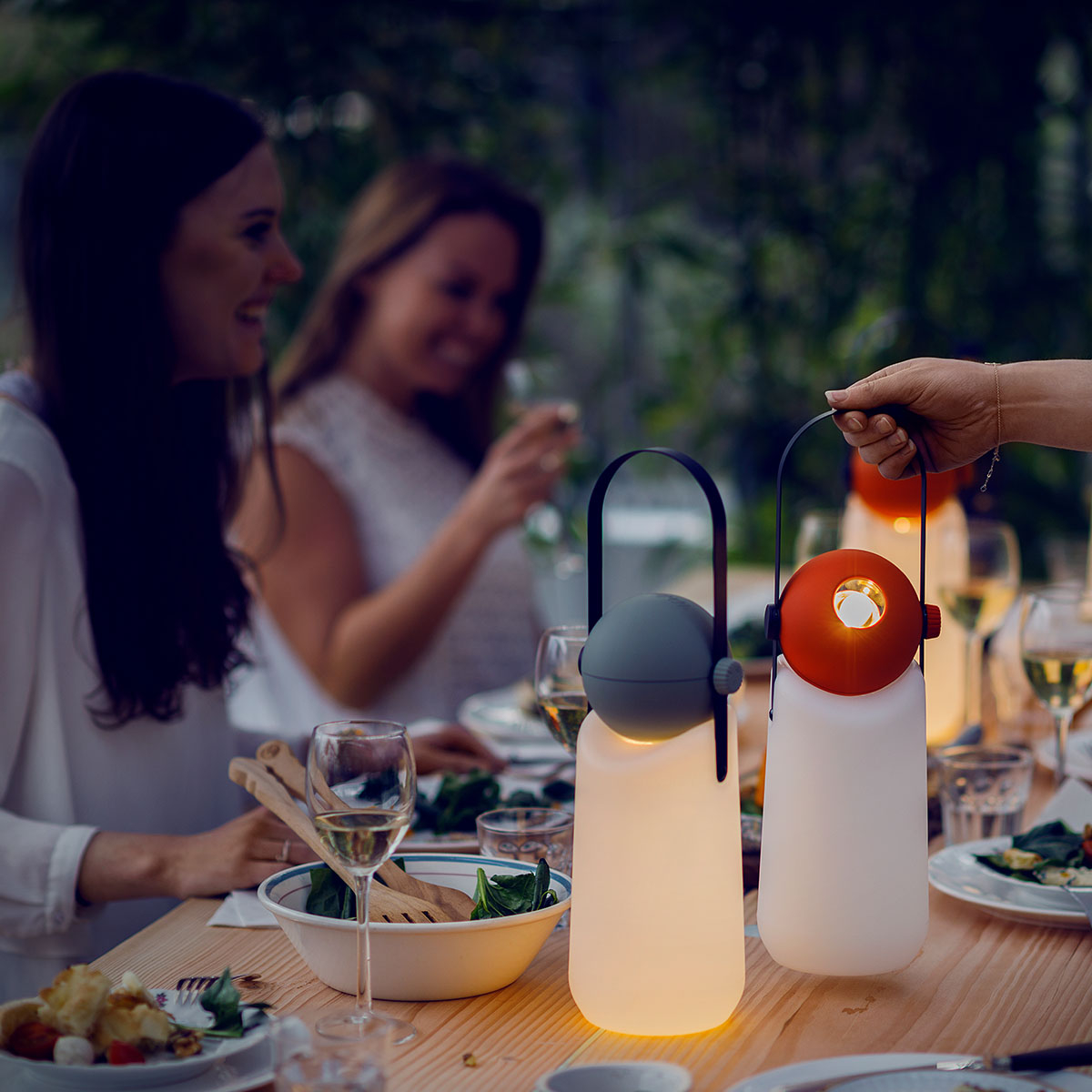 Weltevree Guidelight Tomato Red, eine einzigartig gestaltete Außenlampe mit dimmbarem LED-Modul
