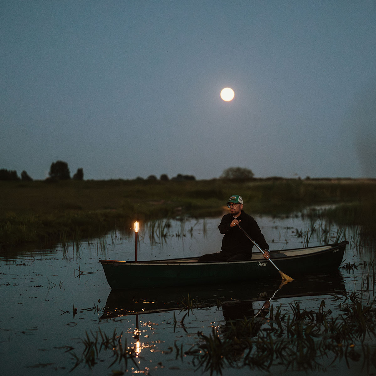 https://www.beaubags.de/media/wysiwyg/weltevree-tuinmeubelen/weltevree-accessoires/Weltevree-Sticklight-Bottle-Green-lifestyle-in-kayak-new.jpg